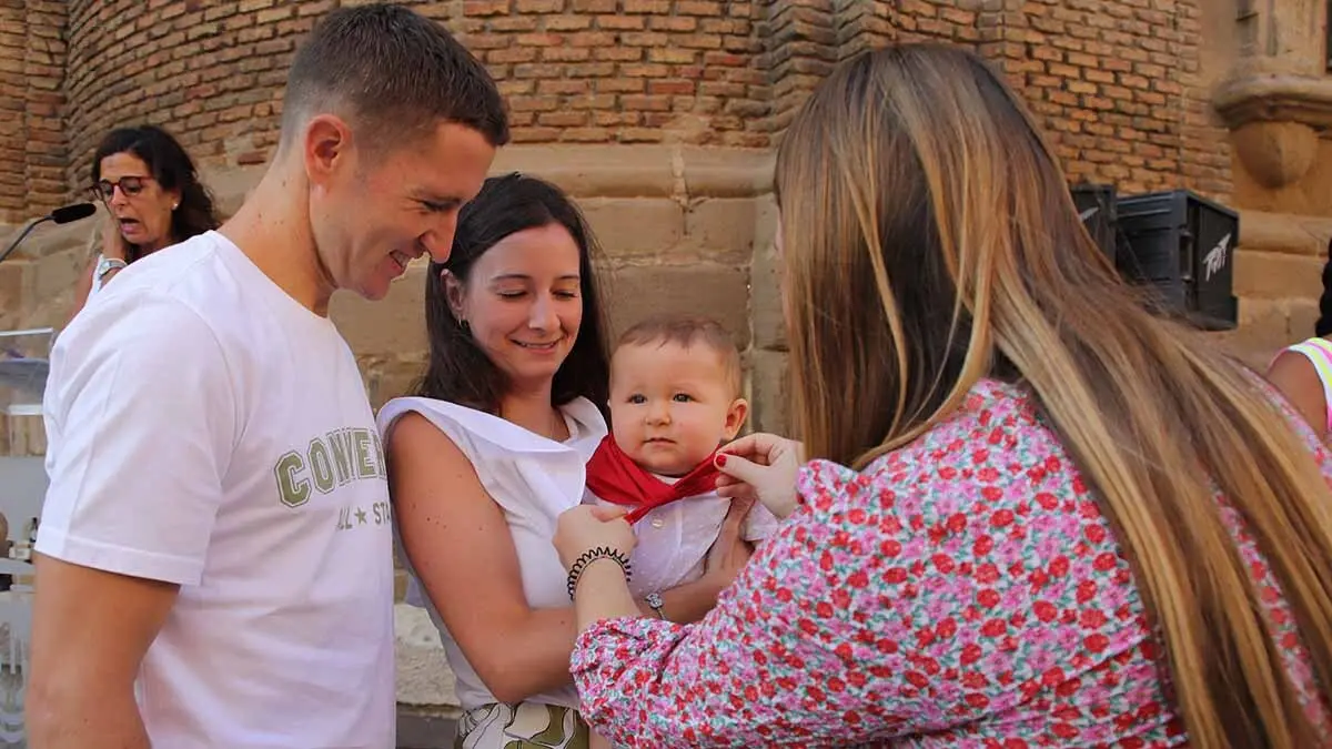 imposición del primer pañuelo de fiestas a los niños nacidos en 2024 (52)