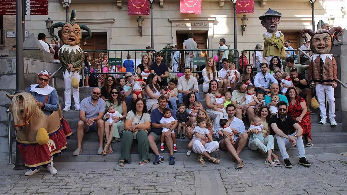 imposición del primer pañuelo de fiestas a los niños nacidos en 2024 (53)