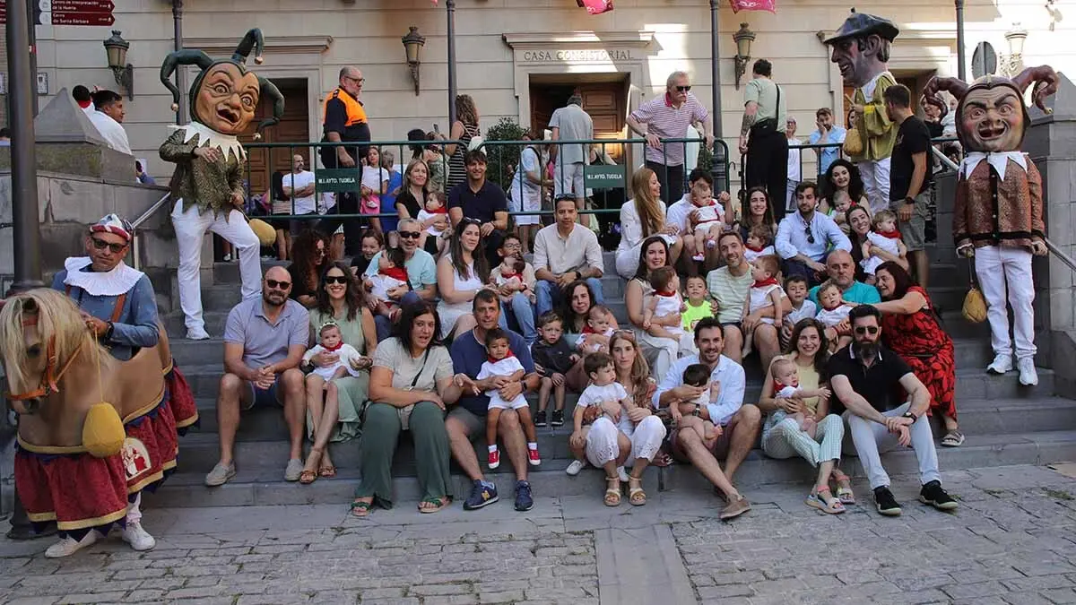 imposición del primer pañuelo de fiestas a los niños nacidos en 2024 (54)