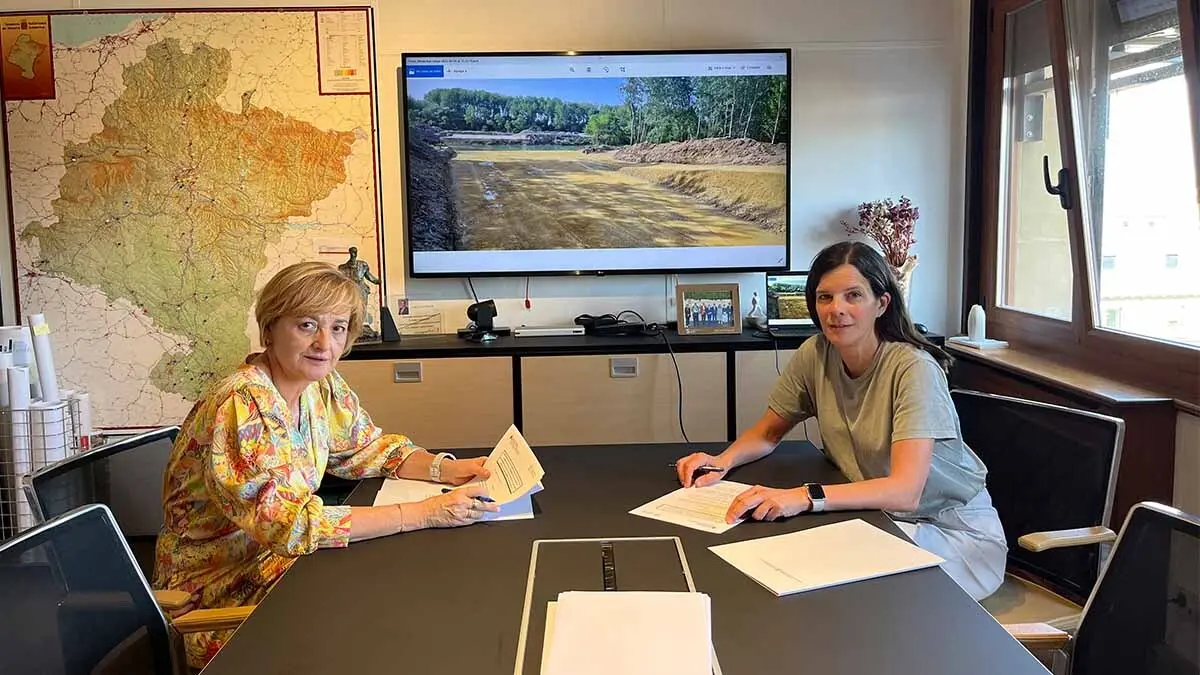 la alcaldesa de Marcilla, Esther Villanueva, y la directora general de Transporte y Movilidad Sostenible, Berta Miranda