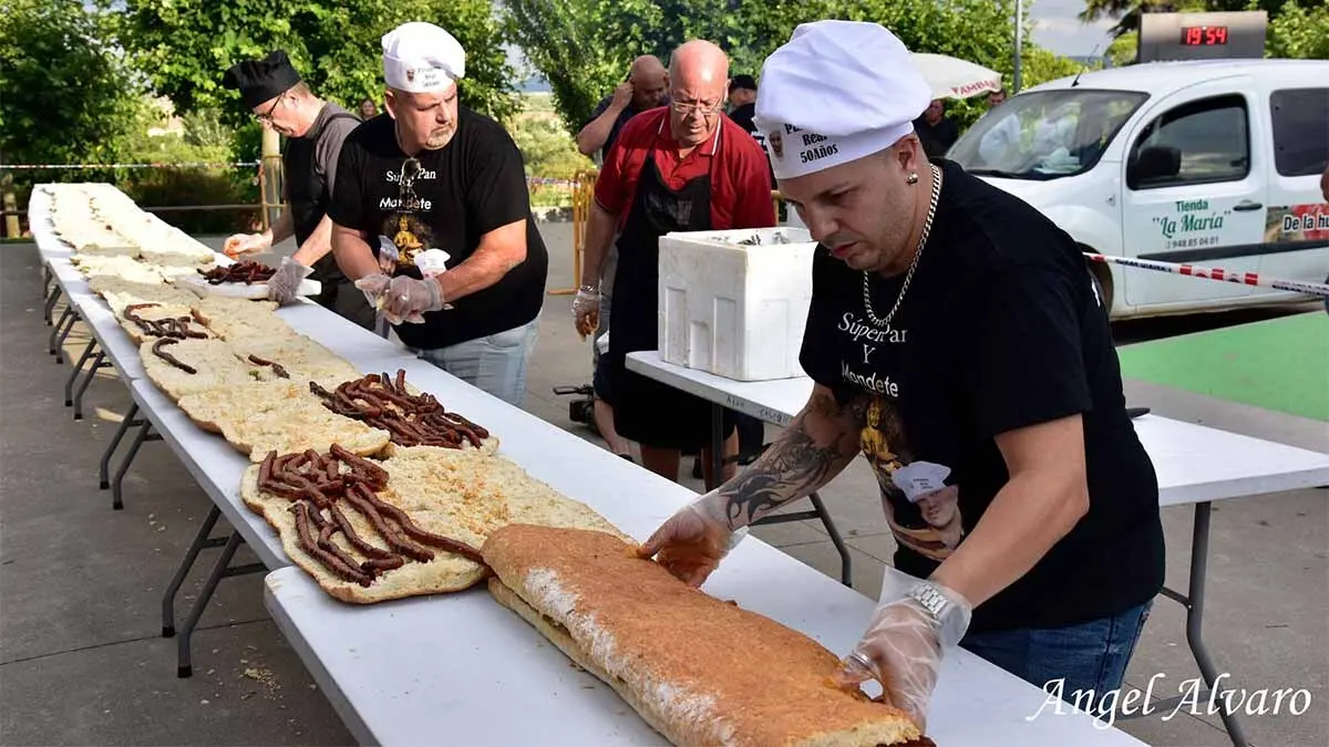 El bocata de txistorra más grande del mundo se prepara en Cascante para apoyar a Anela