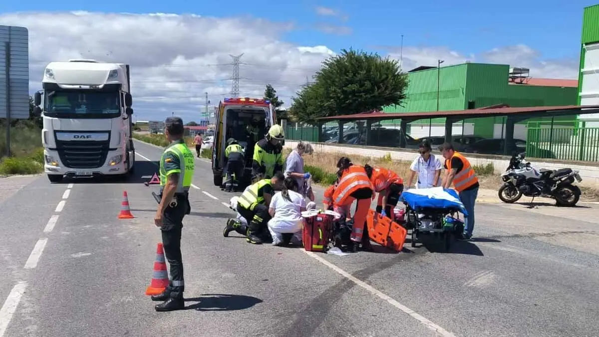 Guardia Civil atiende la colisión por alcance entre un turismo y una motocicleta en Cadreita