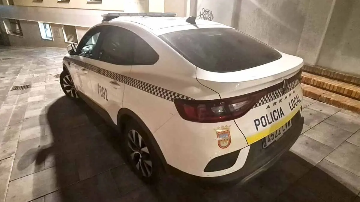 Vehículo de Policía Local de Tudela en la calle Eza