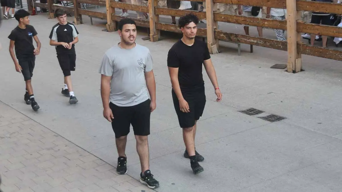 Almuerzo, vacas y toricos simulados en las Juventudes de Cortes 2025 (33)