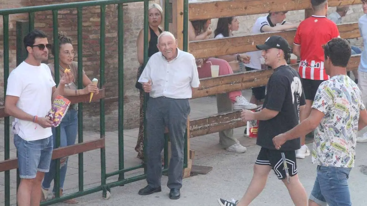 Almuerzo, vacas y toricos simulados en las Juventudes de Cortes 2025 (34)