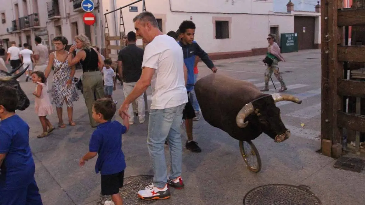 Almuerzo, vacas y toricos simulados en las Juventudes de Cortes 2025 (13)