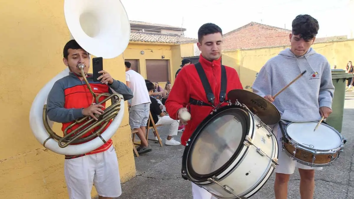 Almuerzo, vacas y toricos simulados en las Juventudes de Cortes 2025 (48)