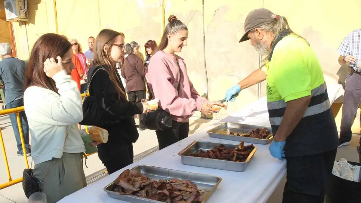 Almuerzo, vacas y toricos simulados en las Juventudes de Cortes 2025 (49)