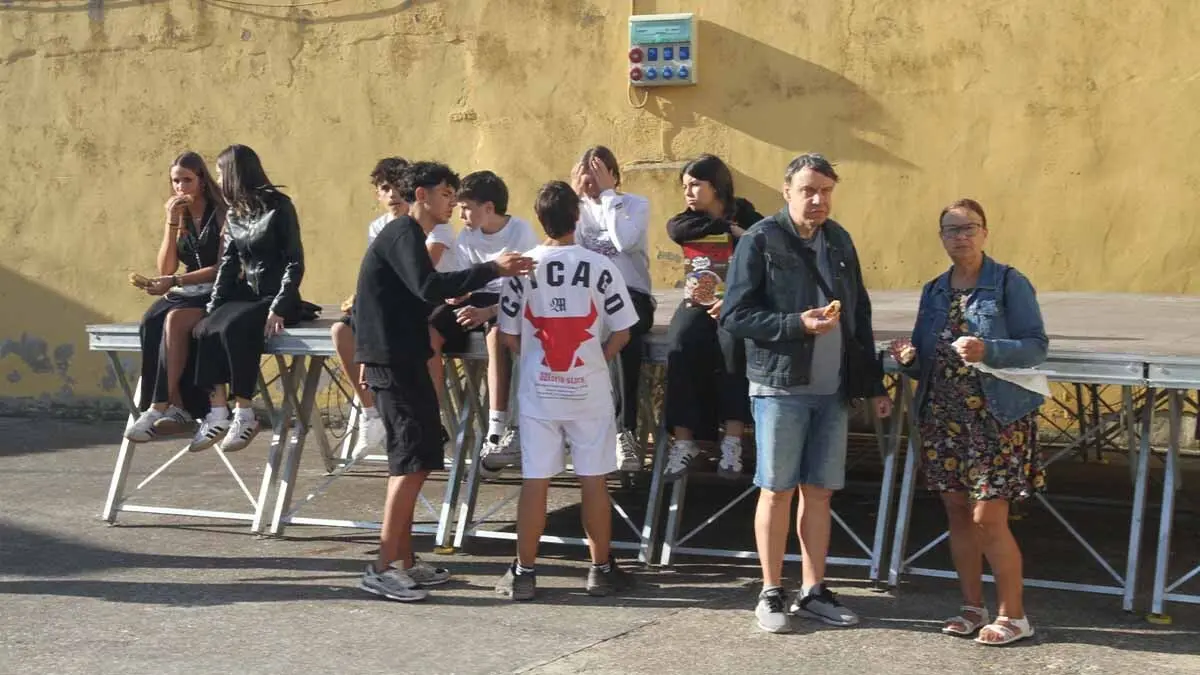 Almuerzo, vacas y toricos simulados en las Juventudes de Cortes 2025 (50)