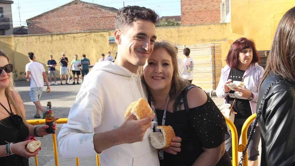 Almuerzo, vacas y toricos simulados en las Juventudes de Cortes 2025 (52)