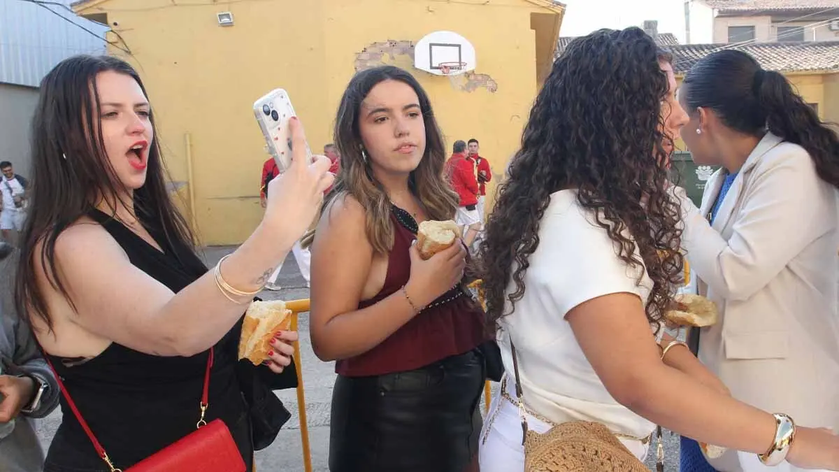 Almuerzo, vacas y toricos simulados en las Juventudes de Cortes 2025 (53)