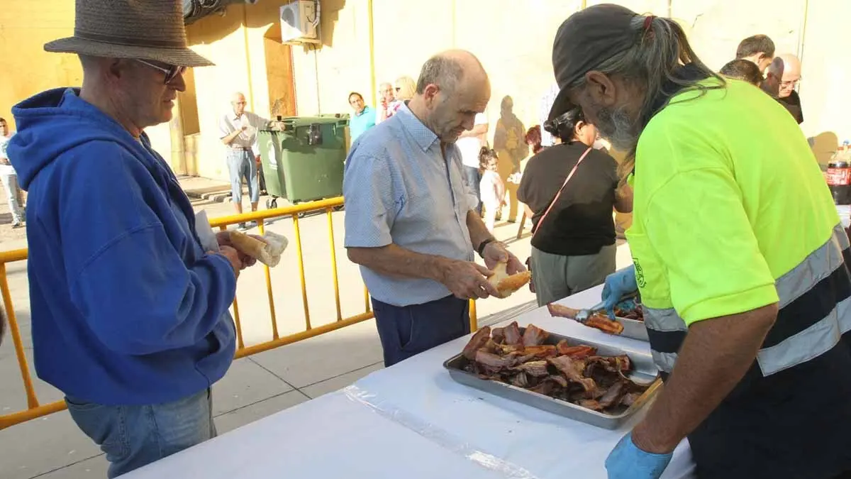 Almuerzo, vacas y toricos simulados en las Juventudes de Cortes 2025 (54)