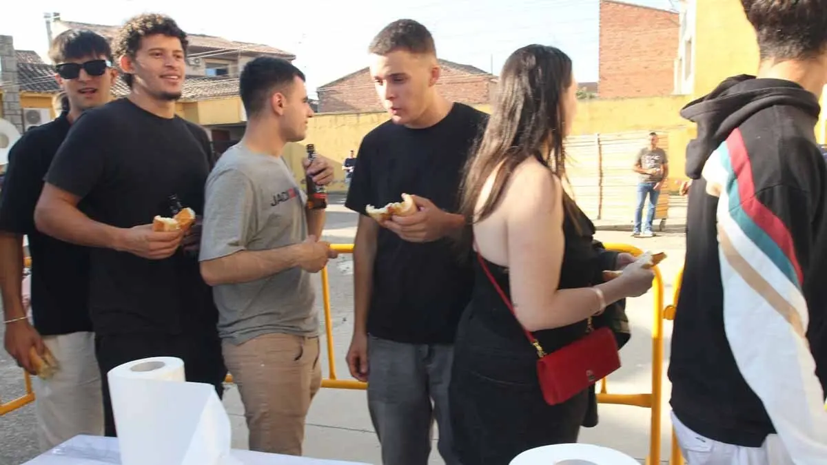 Almuerzo, vacas y toricos simulados en las Juventudes de Cortes 2025 (55)