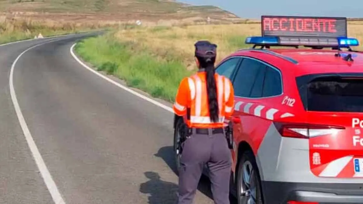 Policía Foral atiende un accidente en la carretera. Foto de Archivo