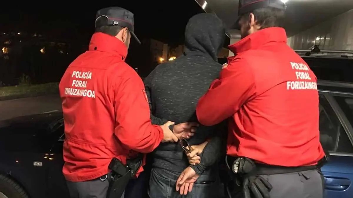 Policía foral detiene a un hombre. Foto de Archivo