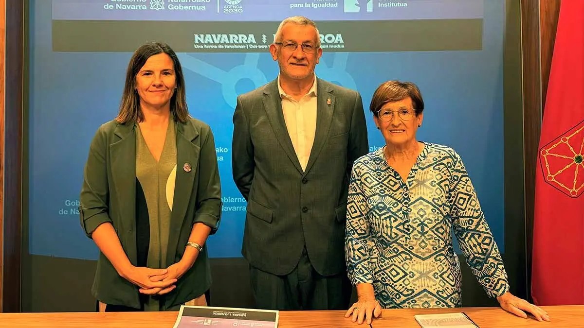 Patricia Abad, Félix Taberna y Ángeles Angulo, durante la presentación del programa Emakumeon-Foro de Mujeres Políticas en Navarra