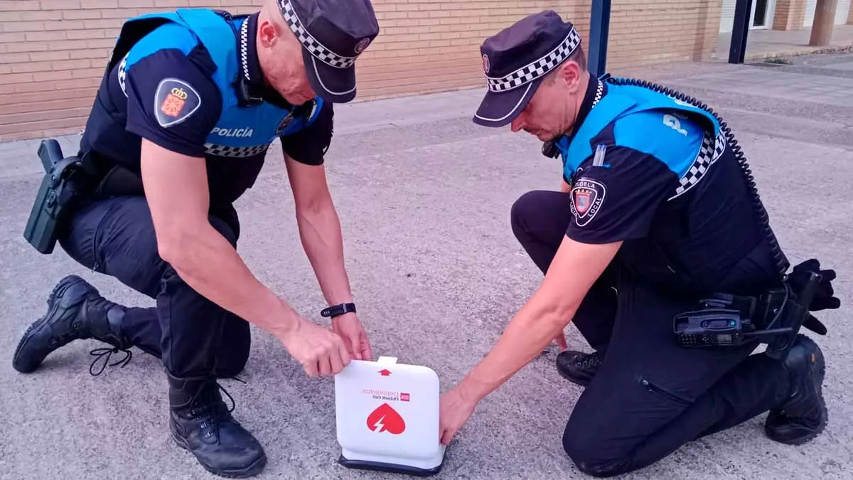 agentes de la policía local de tudela con un desfibrilador semiautomático