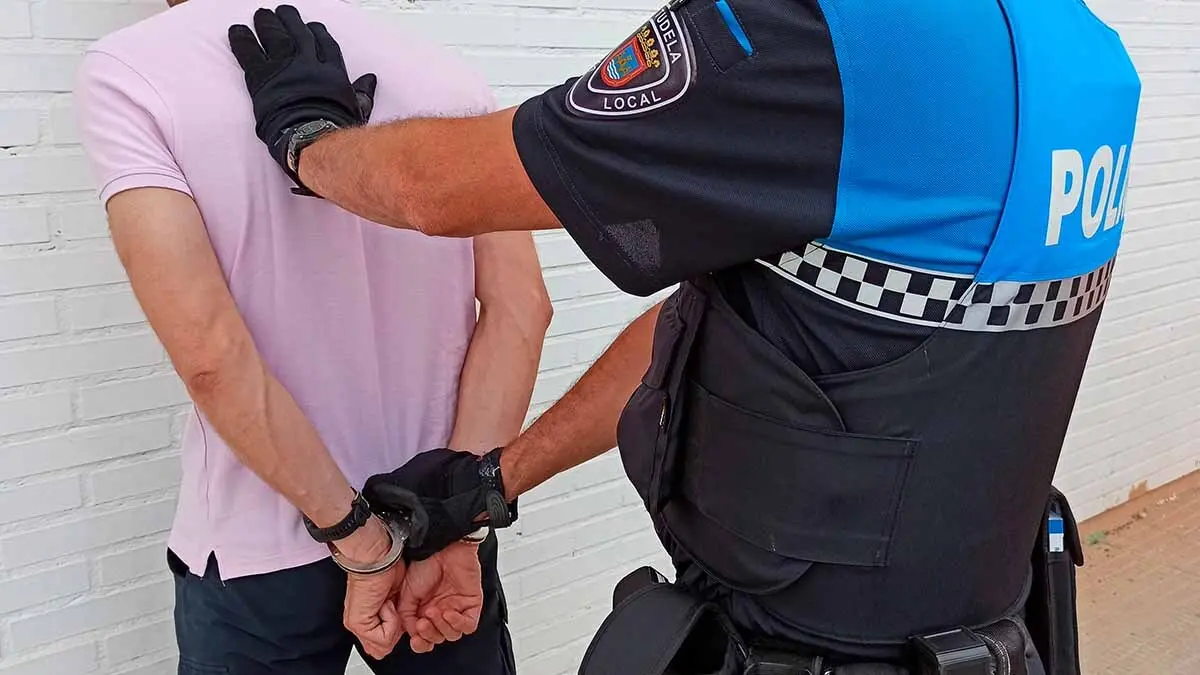 Un agente de la Policía Local junto al hombre detenido en Tudela por intento de allanamiento y amenazas