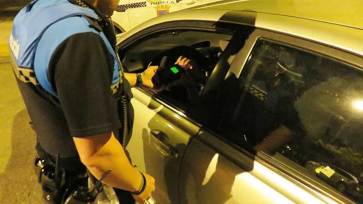 agente de la policía local de tudela realiza un control de alcoholemia