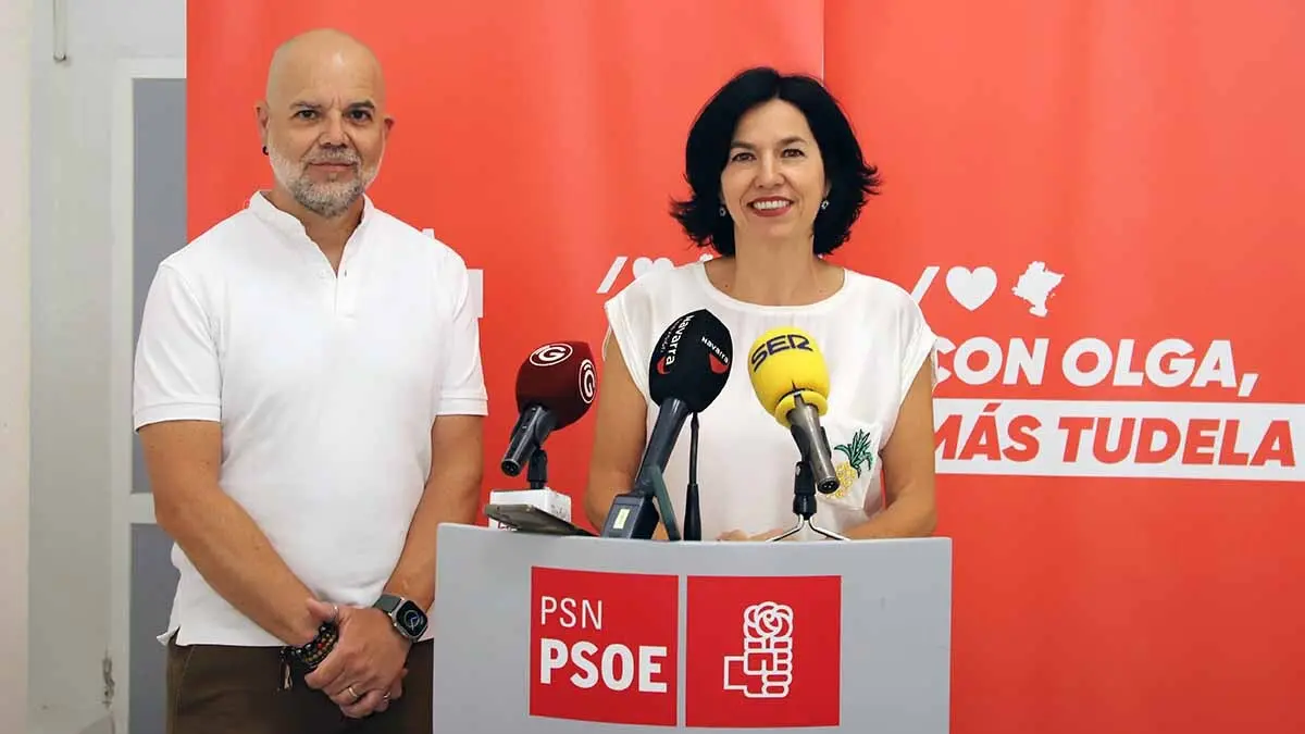 Iván Romo y Olga Chueca, antes de la rueda de prensa del PSN en Tudela
