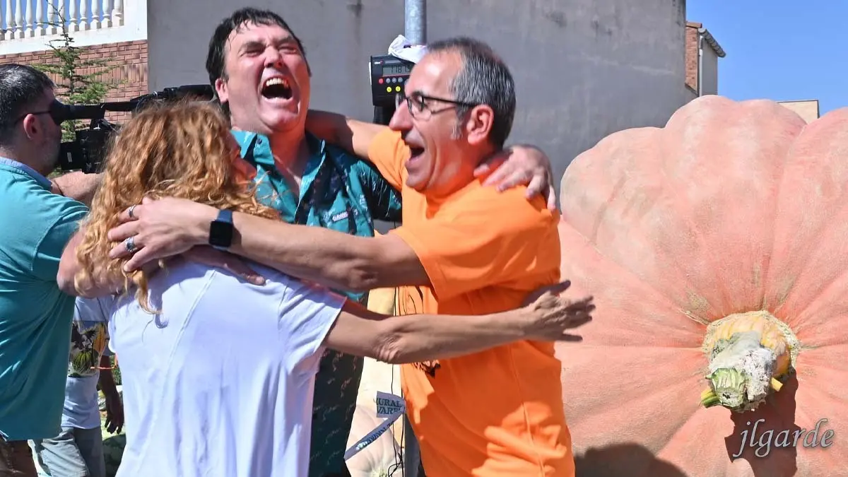 Rubén Mendi celebra el triunfo en la Feria de Calabazas Gigantes de Valtierra 2025