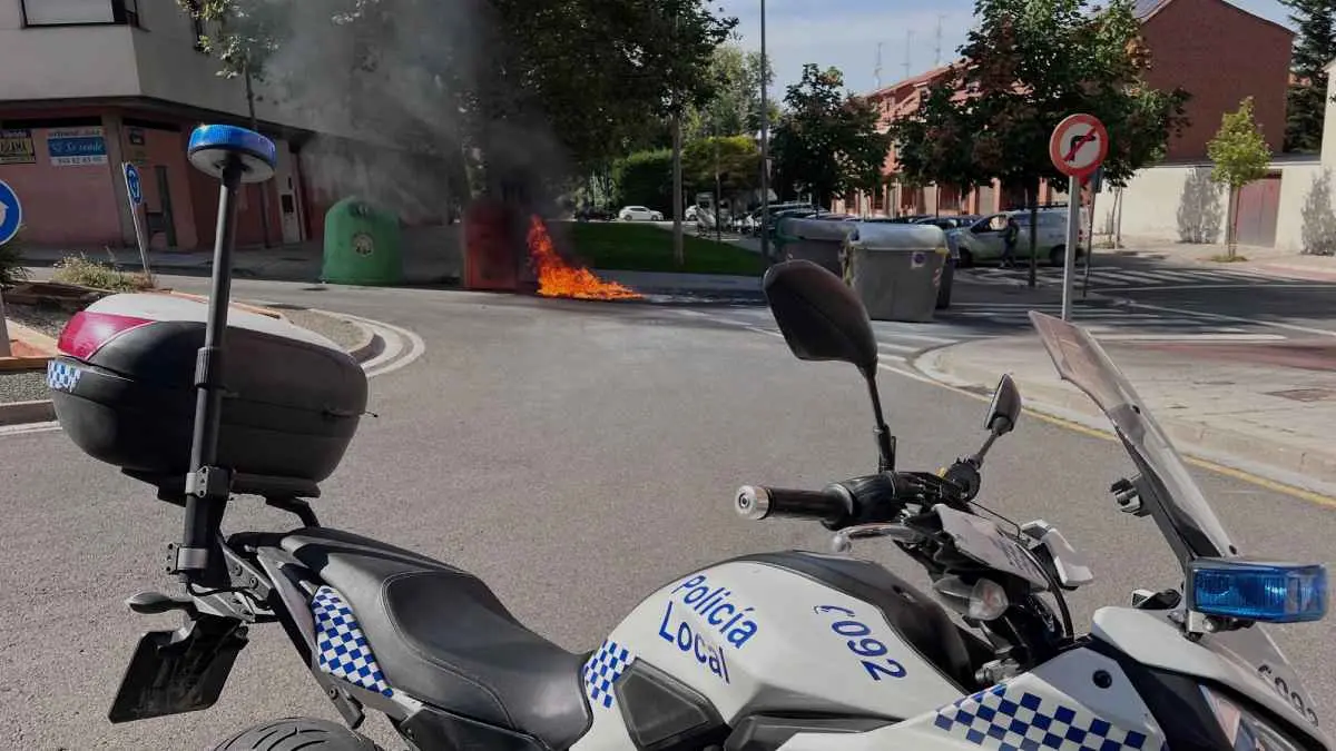 Incendio de contenedores en la calle Amigos del País de Tudela