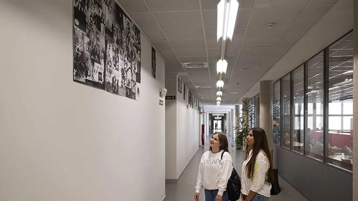 Dos alumnas contemplan la muestra en el campus de Tudela