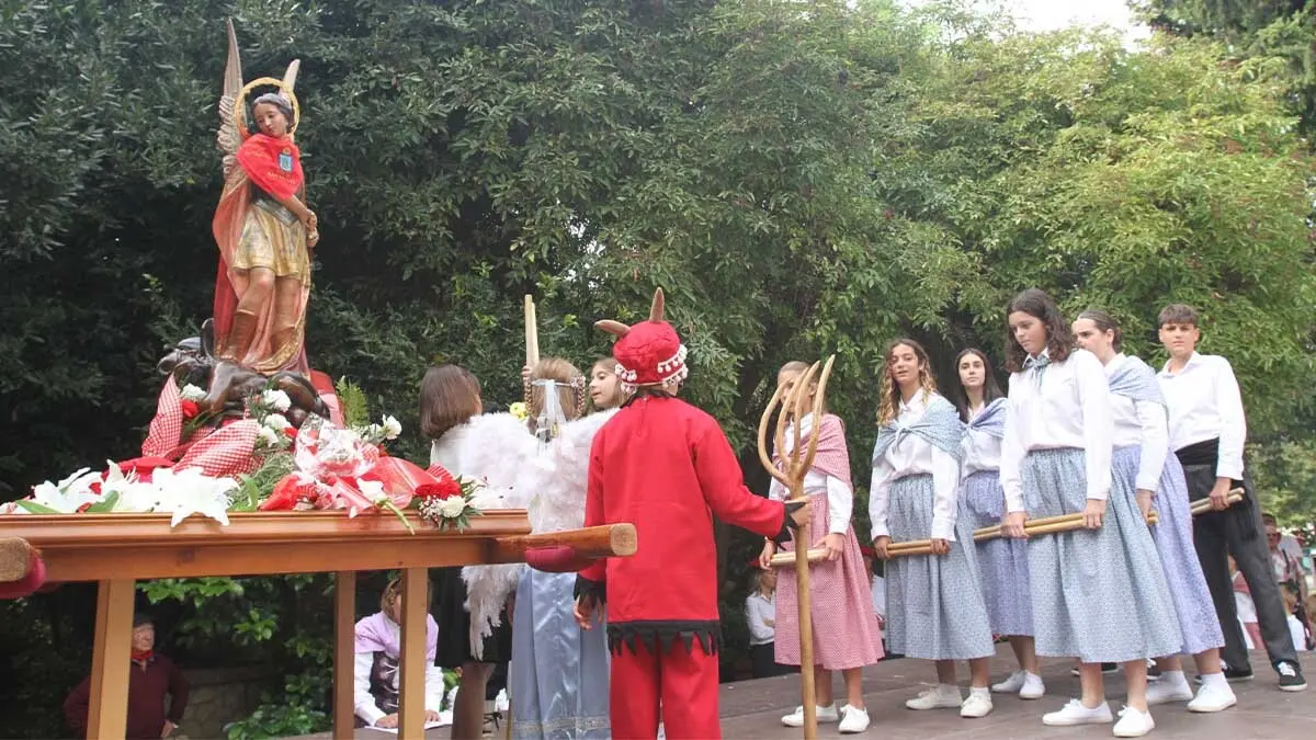 Fotos Día del paloteado chiqui y del niño. Fiestas de Cortes 2025 (5)