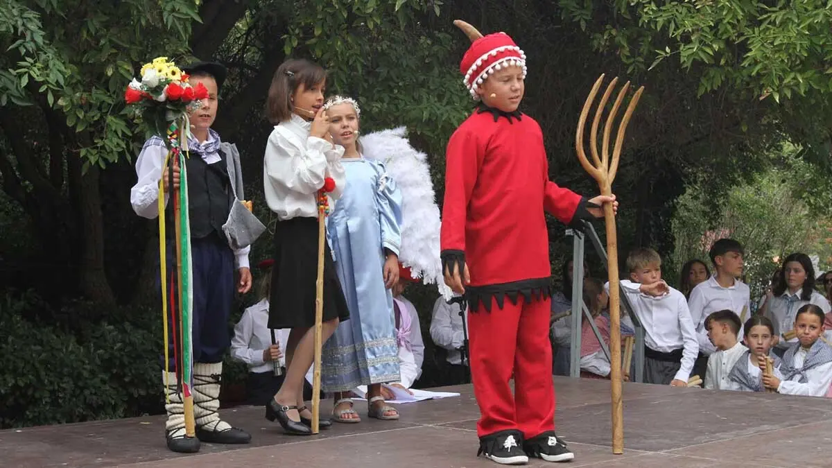 Fotos Día del paloteado chiqui y del niño. Fiestas de Cortes 2025 (6)