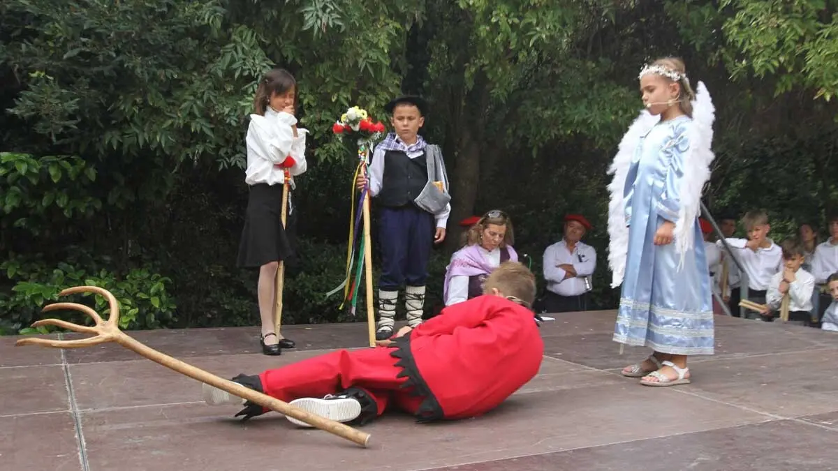 Fotos Día del paloteado chiqui y del niño. Fiestas de Cortes 2025 (8)