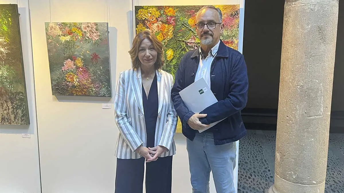 La artista, Lola Jiménez, junto al director de UNED Tudela, Luis Fernández.