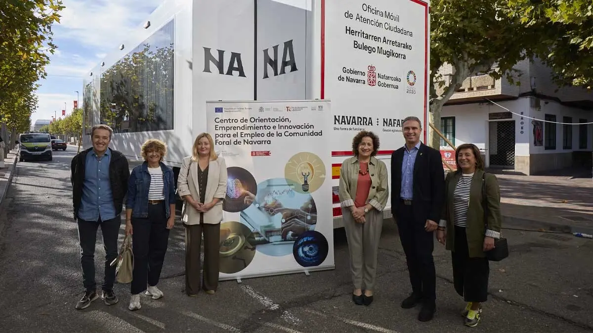 Luis Campos, director de Nasertic; Juncal Álvarez, concejala de Cintruénigo; Miriam Martón, directora del SNE-NL; Carmen Maeztu, consejera; Óscar Bea, alcalde de Cintruénigo; y Geles García, concejala de la localidad. 