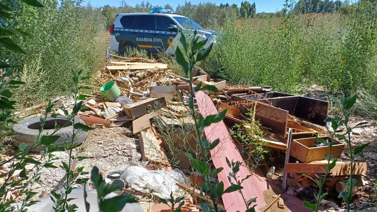 Vertido de escombros en un paraje de Fitero. Foto Guardia Civil de Navarra