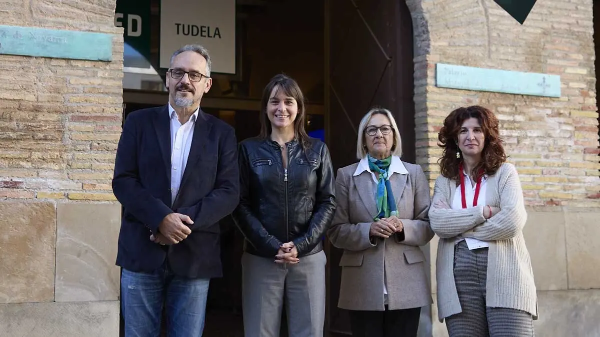 Director del centro de UNED en Tudela, Luis Jesús Fernández; la vicepresidenta Alfaro; la concejala del Ayuntamiento de Tudela Anichu Agüera; y la directora general de Políticas Migratorias, Eva Gurría