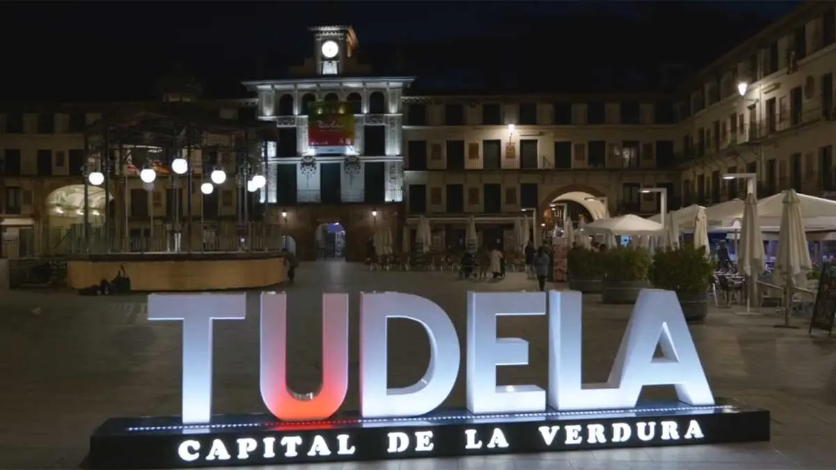 Vista nocturna de la Plaza de los Fueros de Tudela