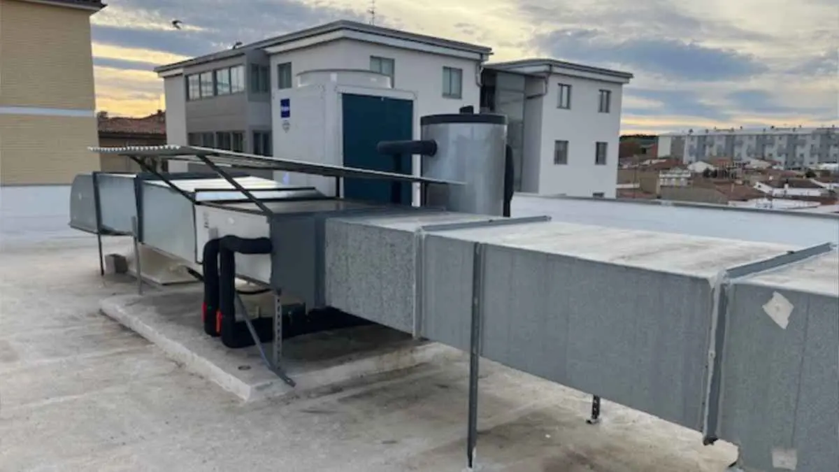 Nueva máquina de climatización en el Centro Cívico de Lourdes