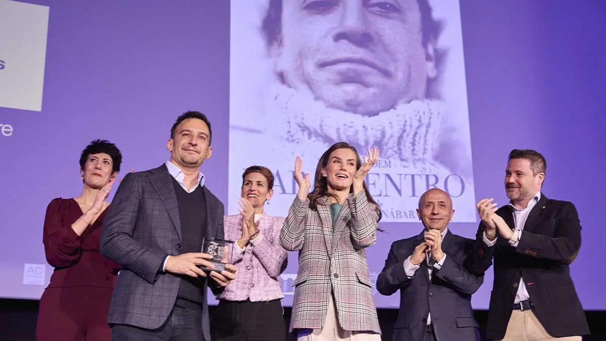 Amenábar reciciendo su homenaje en Tduela de la mano de Dña. Letizia