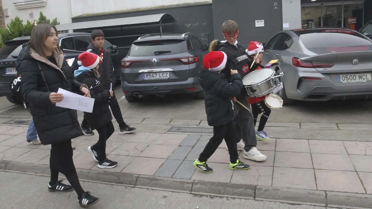 Pap&aacute; Noel y Olentzero en Cortes 2025 (4)