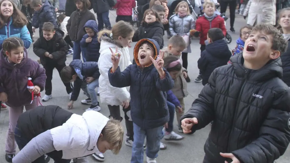 Pap&aacute; Noel y Olentzero en Cortes 2025 (9)