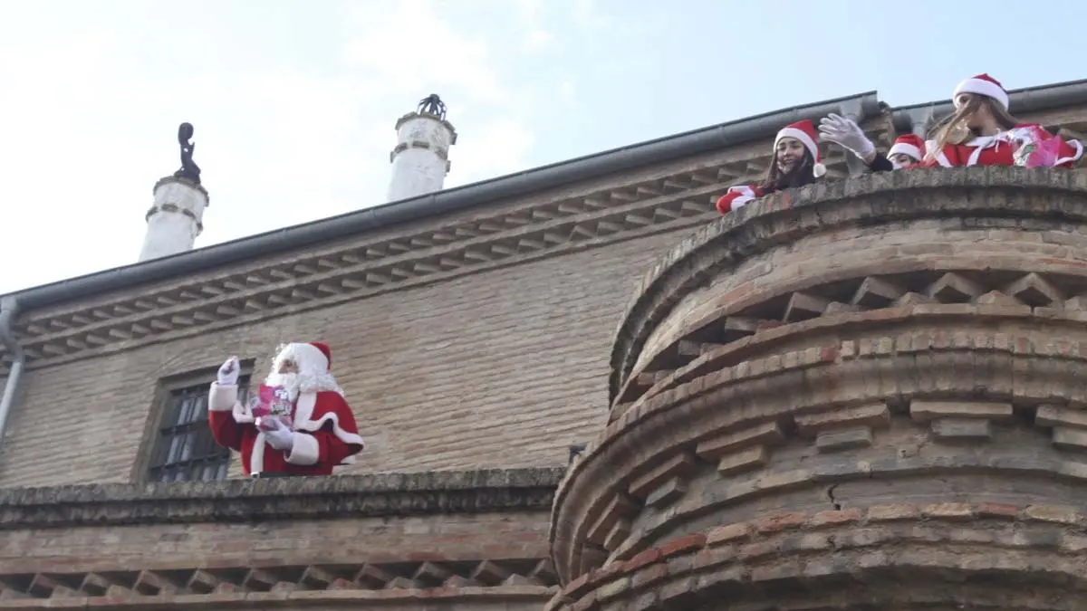 Pap&aacute; Noel y Olentzero en Cortes 2025 (14)