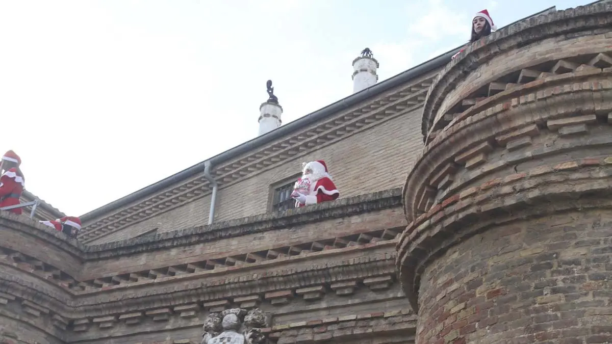 Pap&aacute; Noel y Olentzero en Cortes 2025 (15)