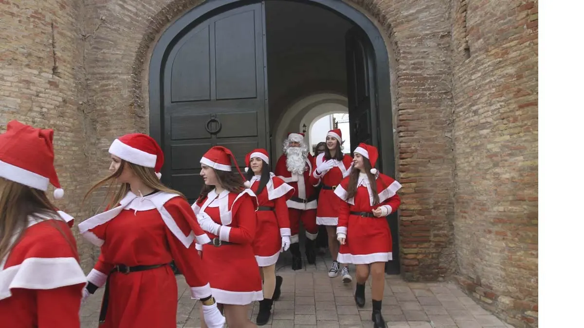 Pap&aacute; Noel y Olentzero en Cortes 2025 (24)