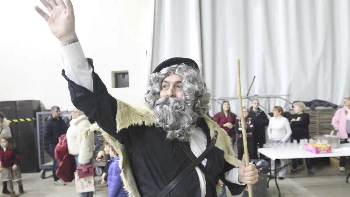 Pap&aacute; Noel y Olentzero en Cortes 2025 (31)