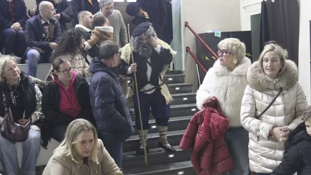 Pap&aacute; Noel y Olentzero en Cortes 2025 (32)