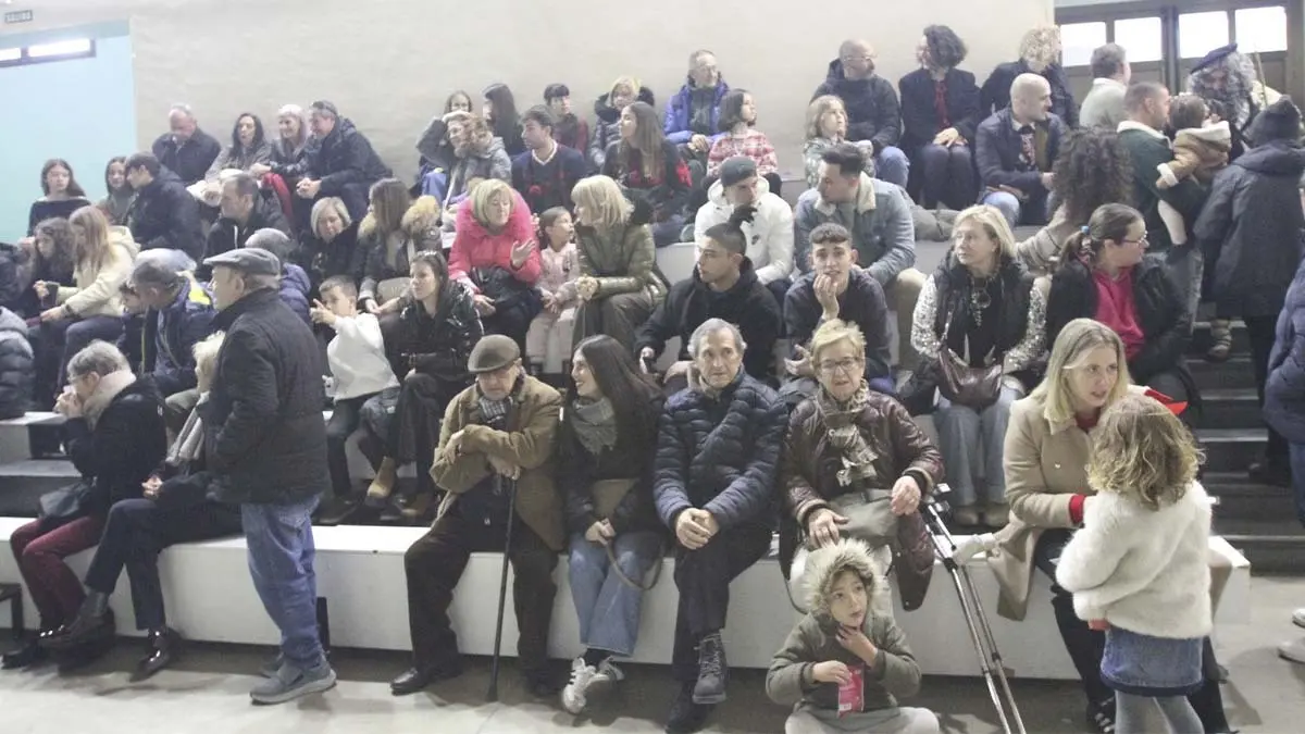 Pap&aacute; Noel y Olentzero en Cortes 2025 (33)