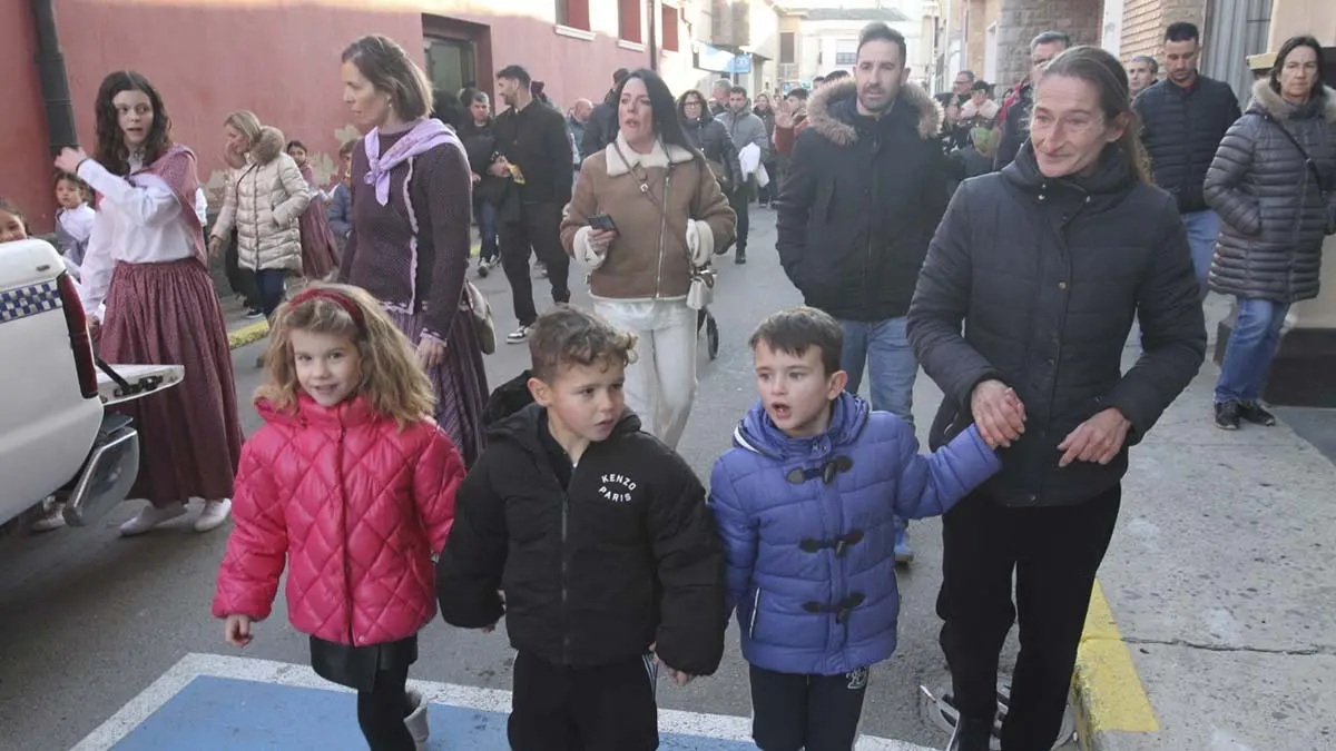 Pap&aacute; Noel y Olentzero en Cortes 2025 (34)