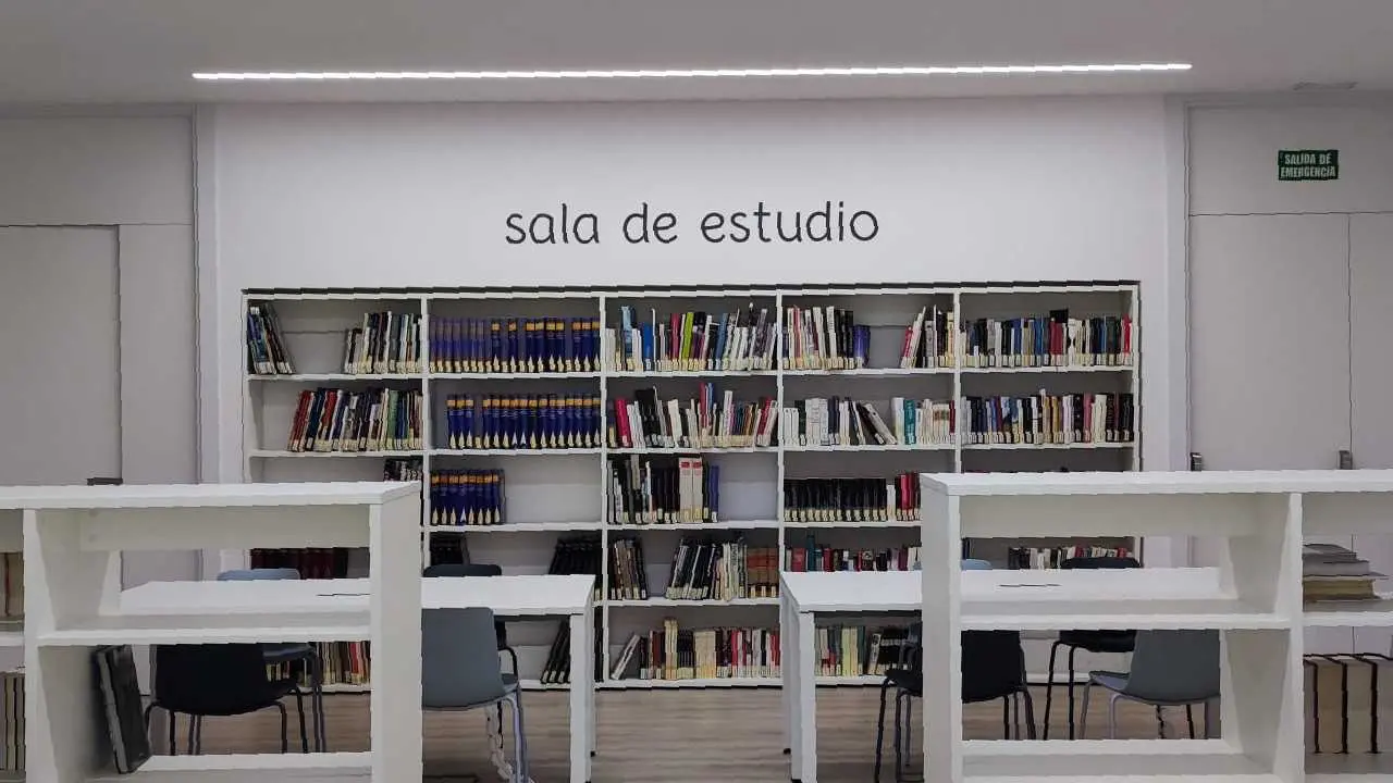 Sala de estudio, biblioteca p&uacute;blica de Fusti&ntilde;ana