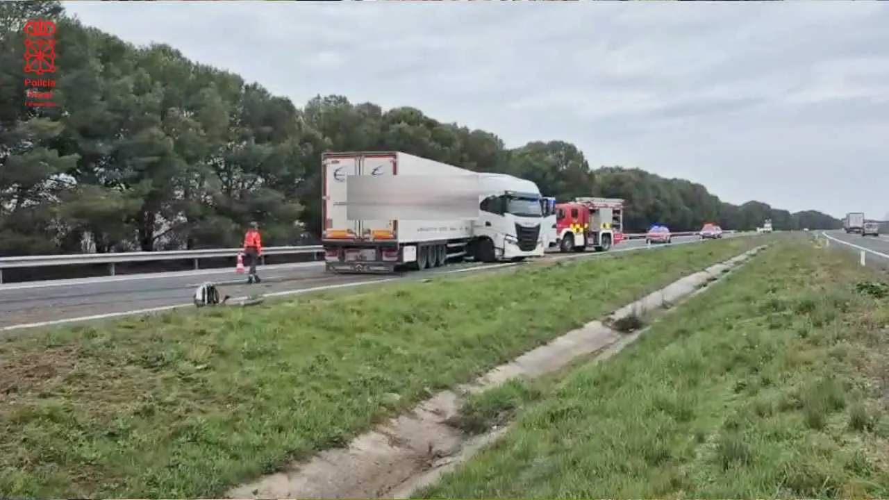 Accidente vial consistente en salida de v&iacute;a de cami&oacute;n articulado