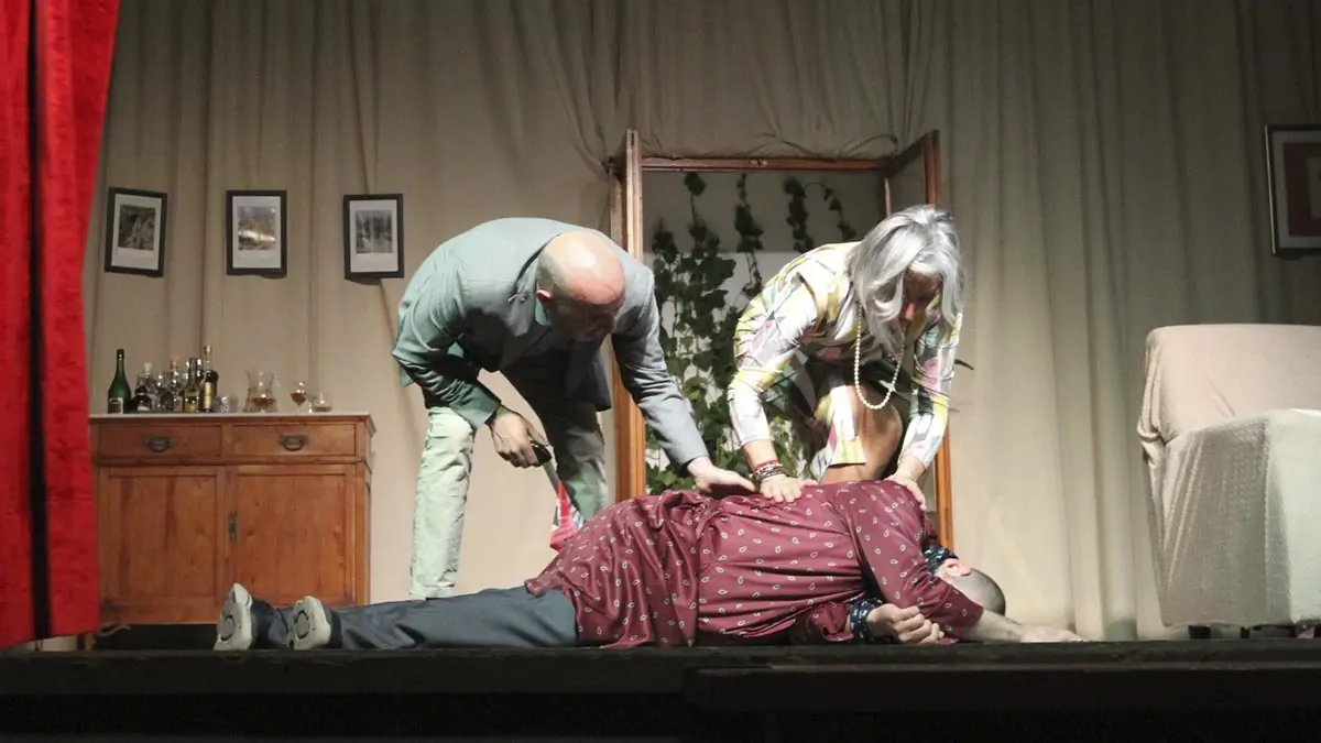 grupo de Teatro la Albarca de Cabanillas. Obra. Con la vida del otro (9)