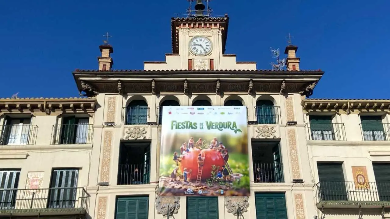 La Casa del Reloj exhibe el cartel de las Fiestas de la Verdura 2026